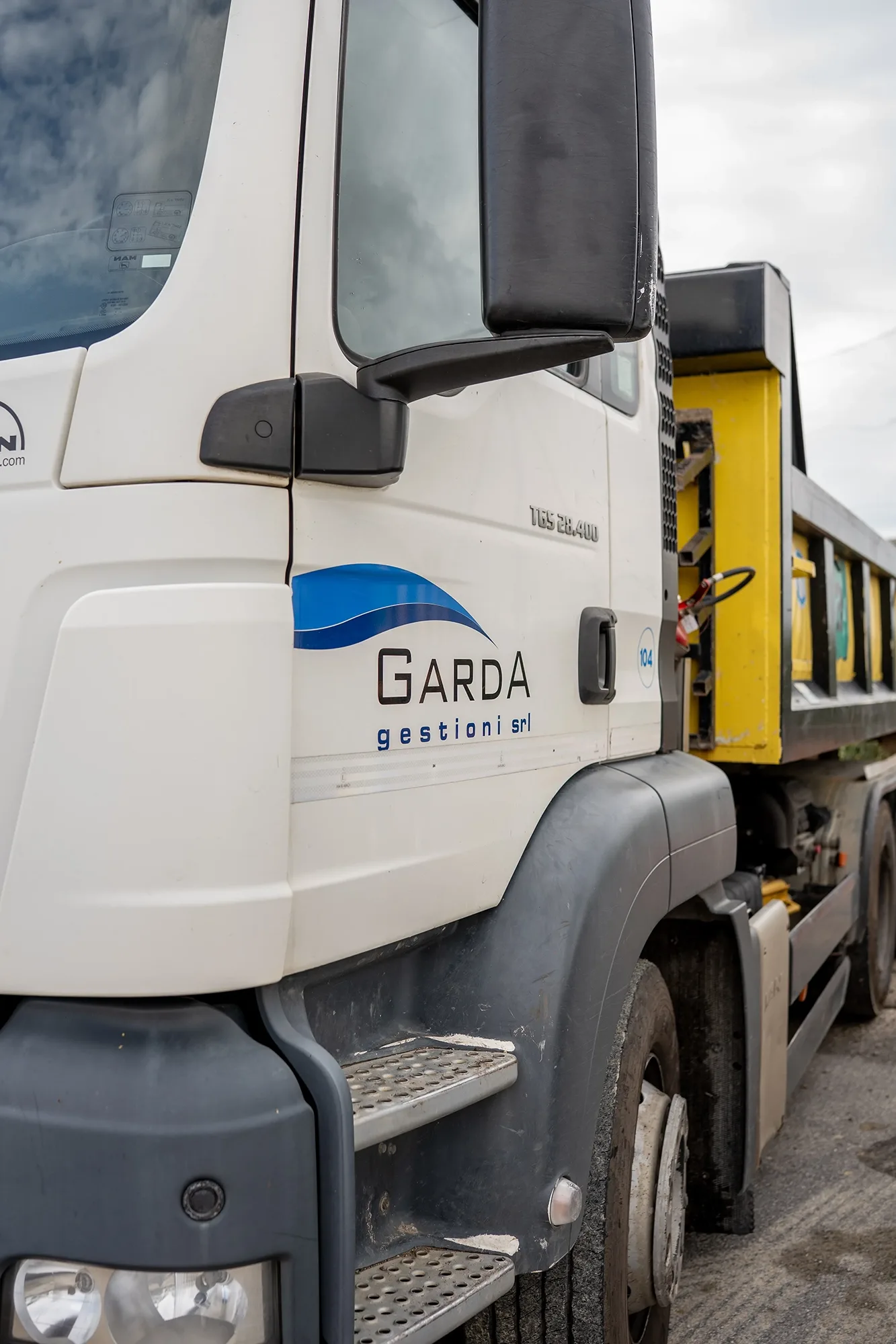 Camion della Garda Gestioni SRL parcheggiato su strada