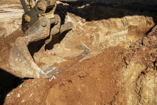 Benna di escavatore al lavoro in un cantiere edile