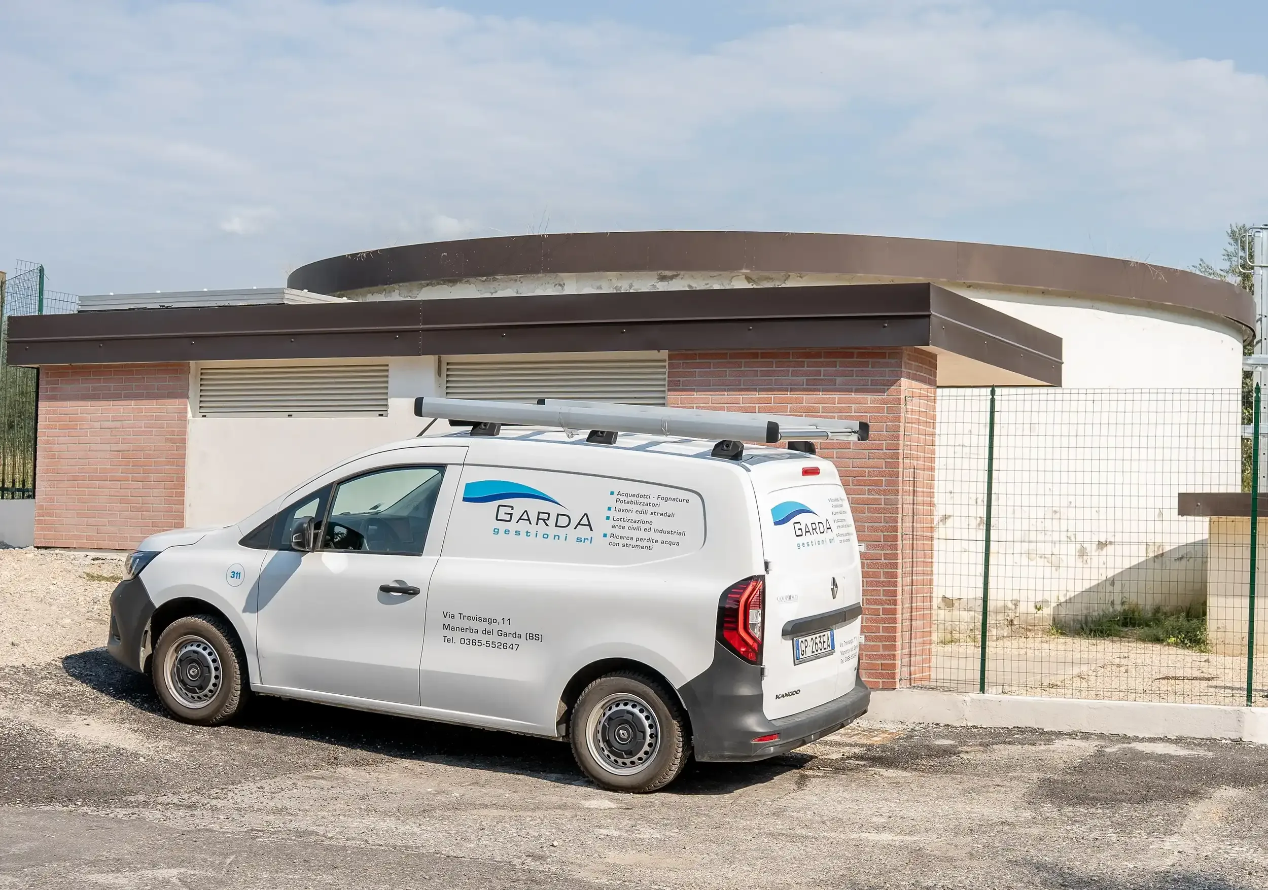 Furgone della Garda Gestioni SRL parcheggiato presso una struttura a Manerba