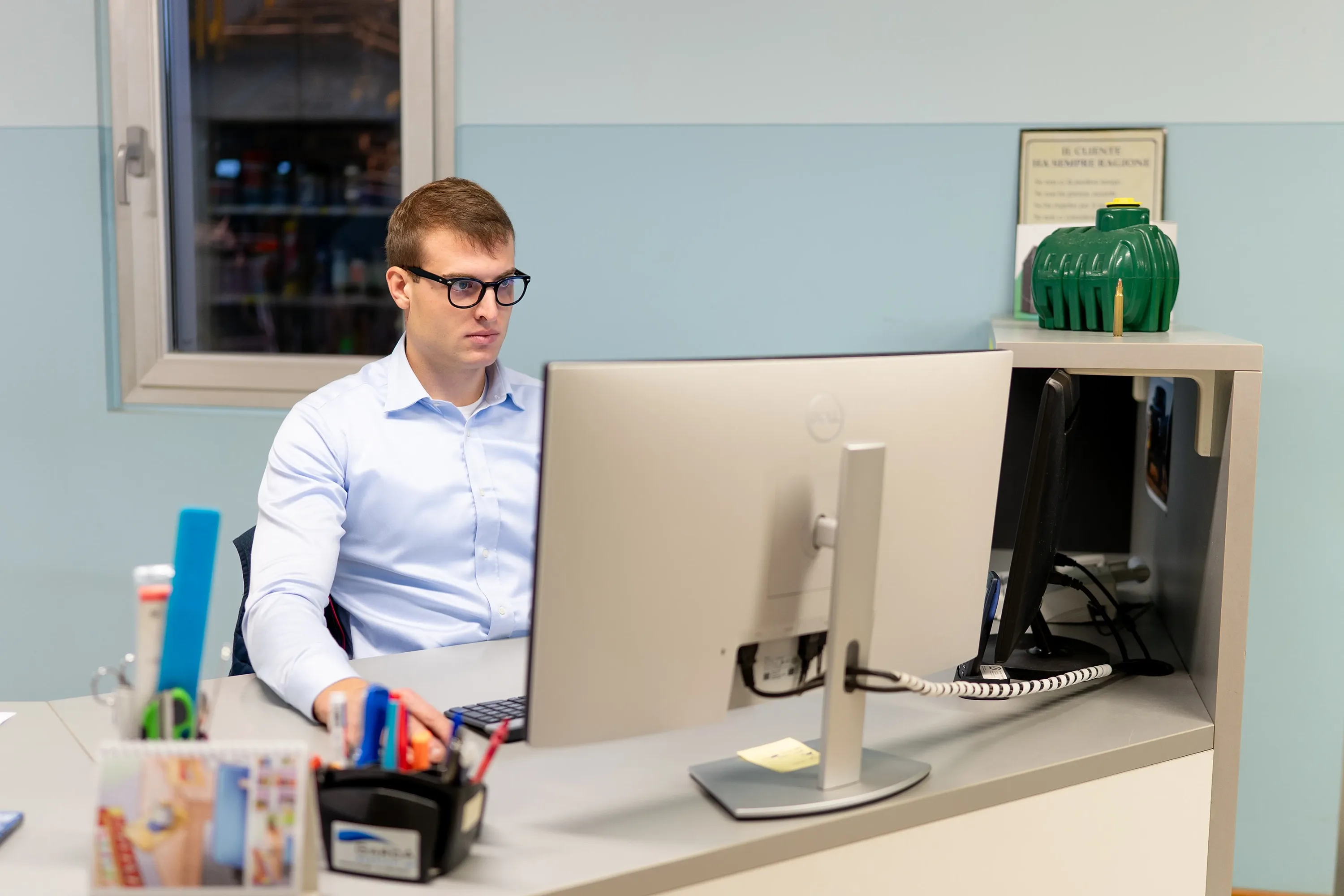 Impiegato che lavora al computer in un ufficio moderno