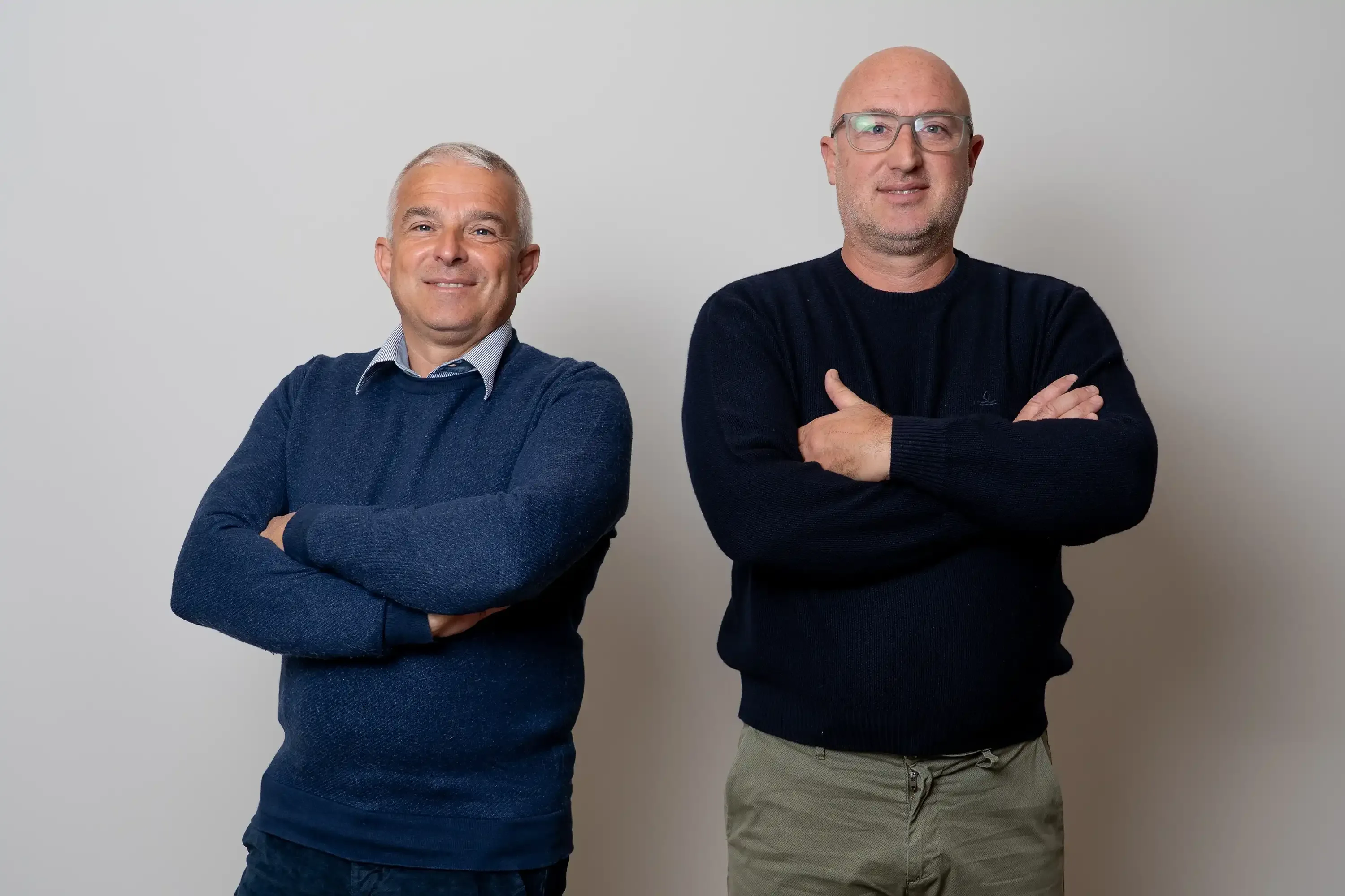 Due soci sorridenti di La Garda Gestioni SRL con le braccia conserte