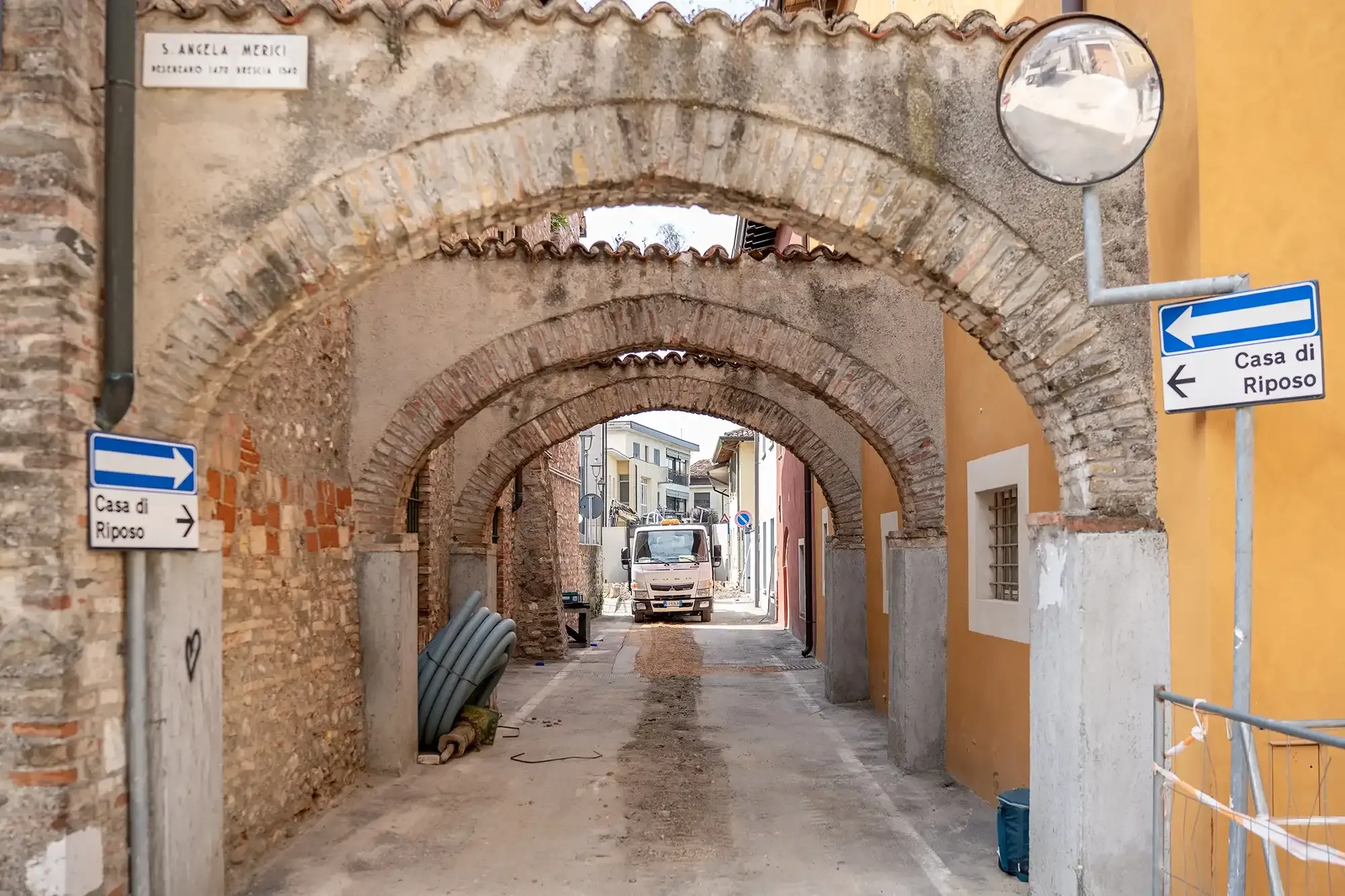 Vicolo con archi in pietra storici a Manerba del Garda